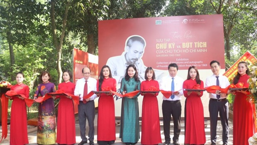 Exhibition features President Ho Chi Minh’s signatures, autographs